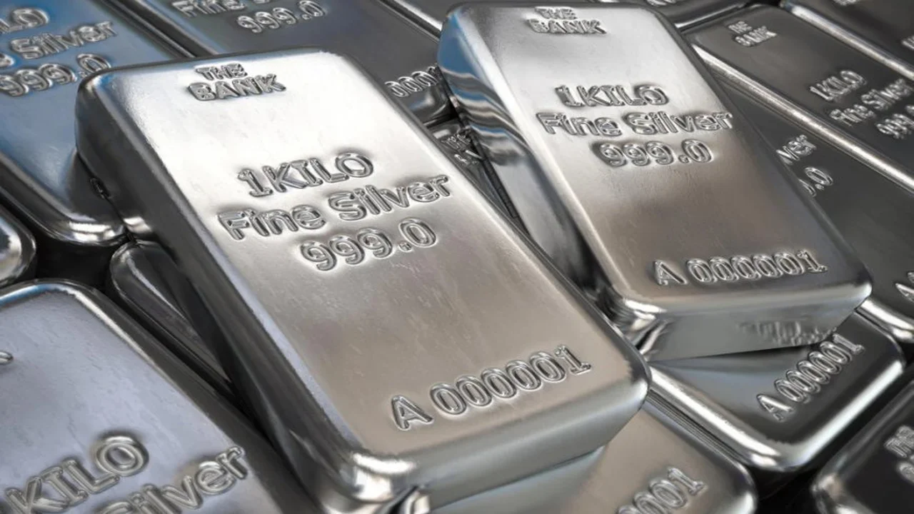 أسعار الفضة تتراجع بنسبة 6% لتصل إلى 71 دولاراً عقب تصريحات ترامب